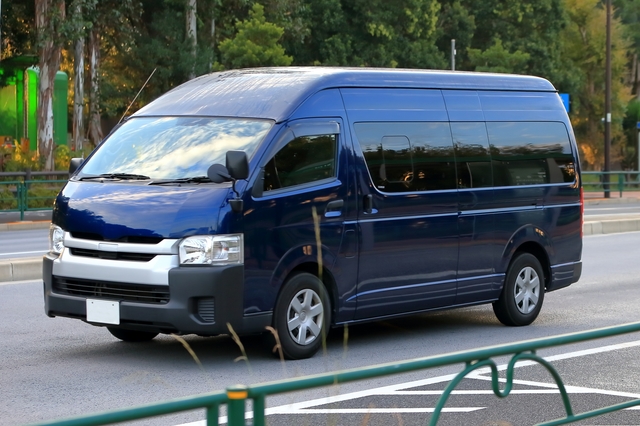 14人乗りワンボックス車両従業員の送迎ドライバー