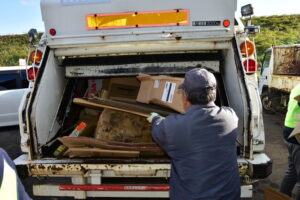 4tパッカー車両古紙回収業務